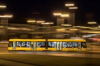 Noční tramvaj i hra na koupališti: vítězné snímky fotosoutěže