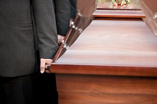 Pohřeb mimo rakev bude i nadále zakázán