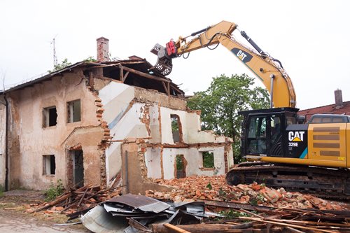 Nový stavební zákon zatočí s černými stavbami, náklady na jejich demolici převezme od obcí stát