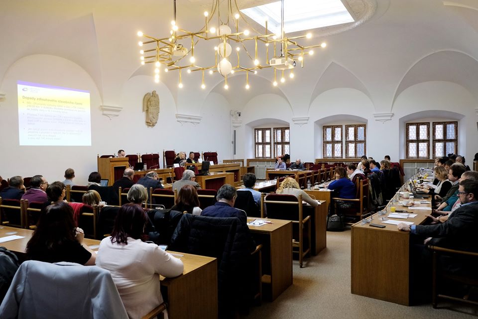 Klára Dostálová v Plzni: Ping – pong mezi obcemi a soudy musí skončit, je třeba řešit systémovou pod